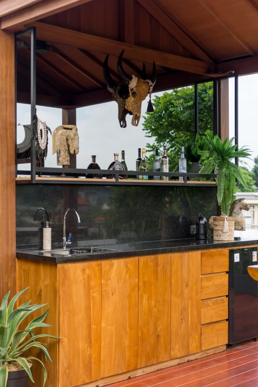 Modern 3-Bedroom Villa with Rooftop Bar in Tumbak Bayuh, Pererenan