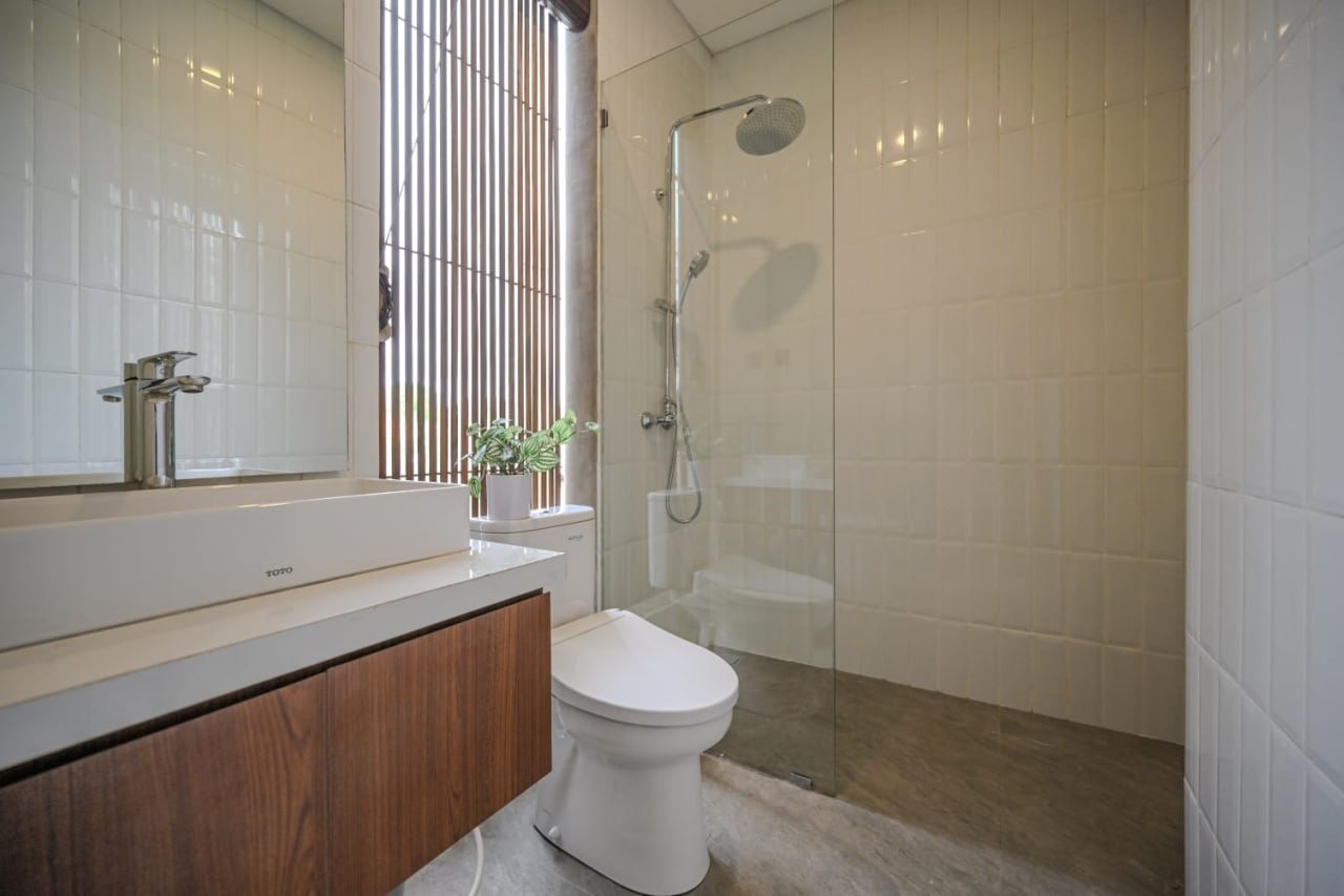 Modern 3-Bedroom Villa with Rooftop Bar in Tumbak Bayuh, Pererenan