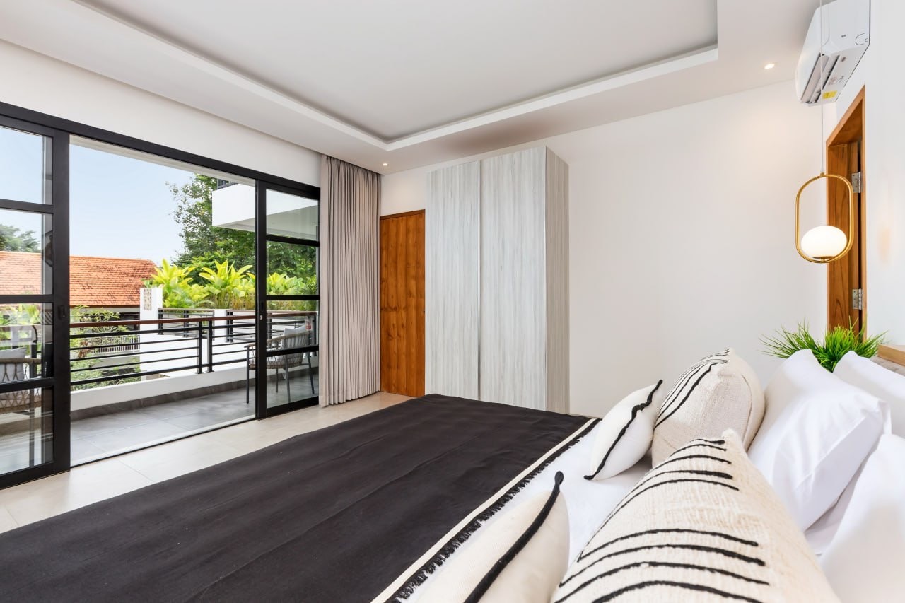 Modern 3-Bedroom Villa with Rooftop Bar in Tumbak Bayuh, Pererenan