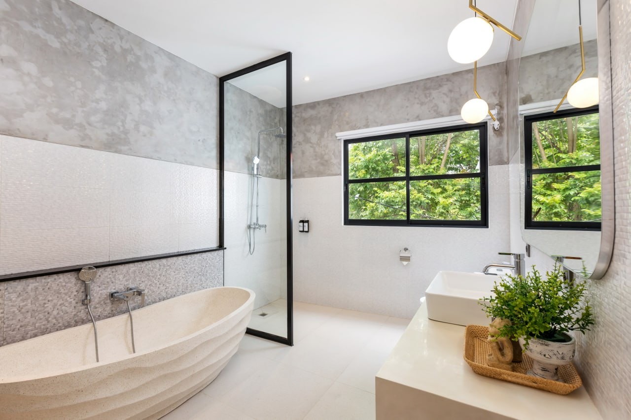 Modern 3-Bedroom Villa with Rooftop Bar in Tumbak Bayuh, Pererenan
