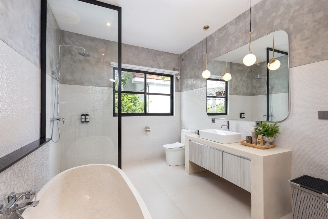 Modern 3-Bedroom Villa with Rooftop Bar in Tumbak Bayuh, Pererenan