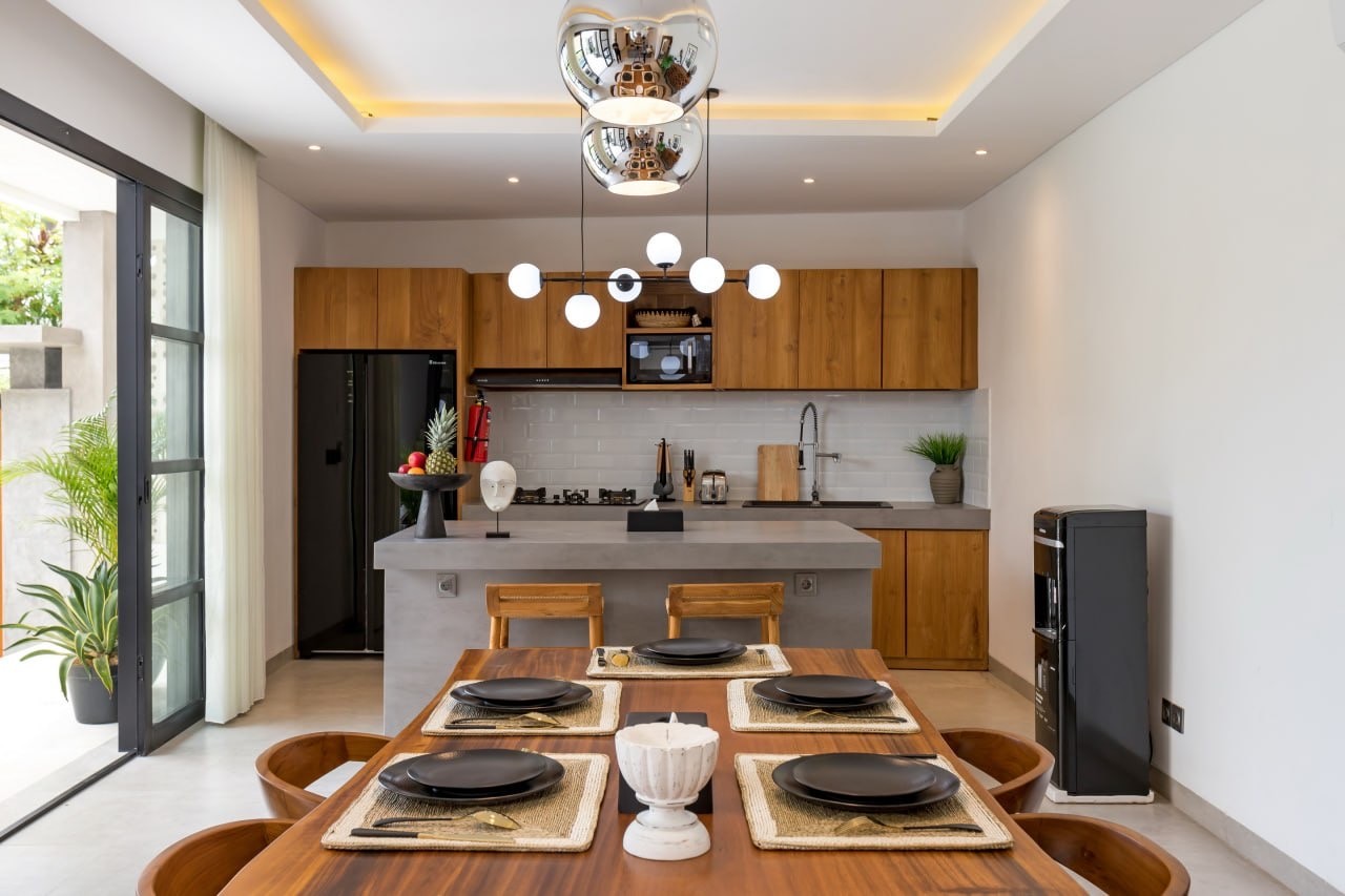 Modern 3-Bedroom Villa with Rooftop Bar in Tumbak Bayuh, Pererenan