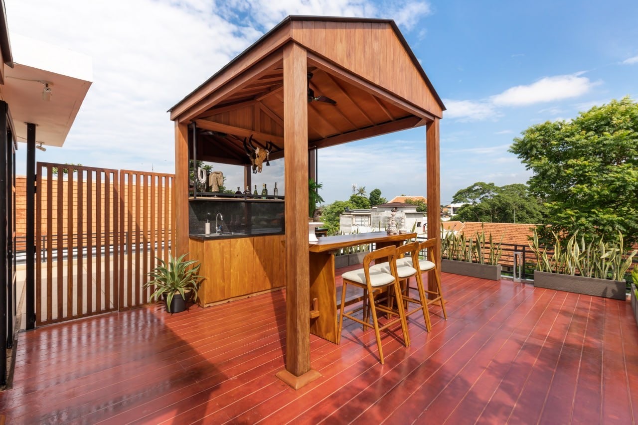 Modern 3-Bedroom Villa with Rooftop Bar in Tumbak Bayuh, Pererenan