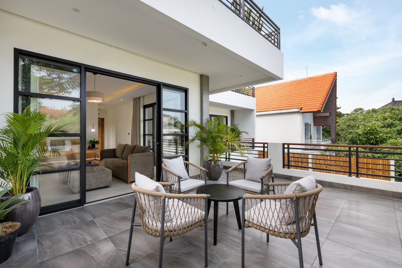 Modern 3-Bedroom Villa with Rooftop Bar in Tumbak Bayuh, Pererenan