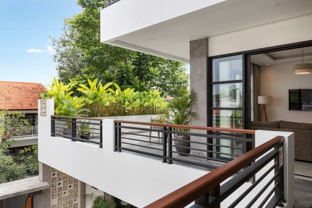 Modern 3-Bedroom Villa with Rooftop Bar in Tumbak Bayuh, Pererenan