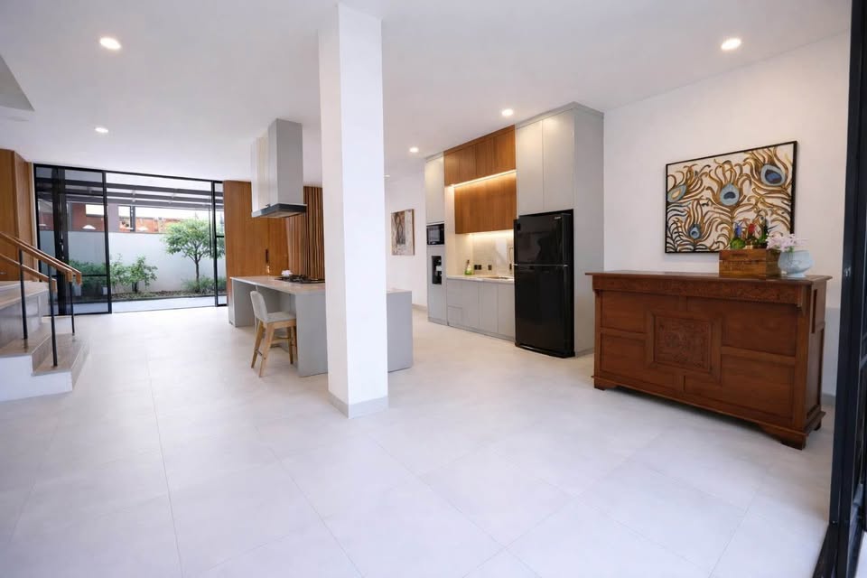 4-Bedroom Villa for Sale or Annual Rent in Kerobokan with Spacious Rooftop