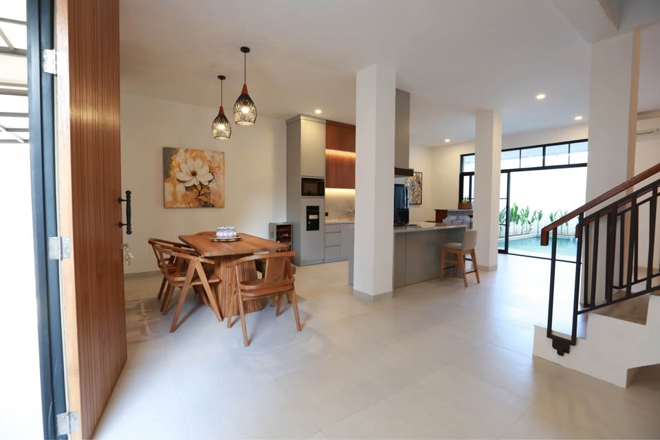 4-Bedroom Villa for Sale or Annual Rent in Kerobokan with Spacious Rooftop